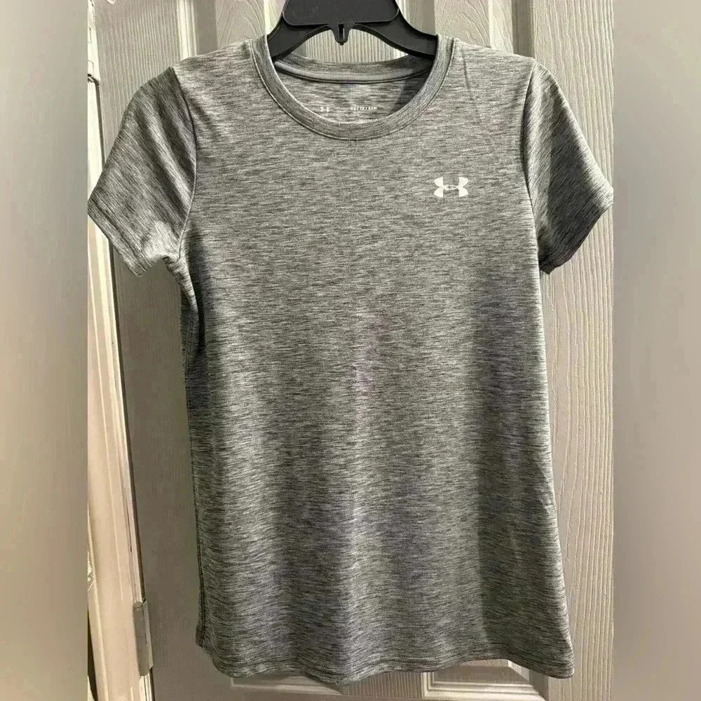 Women’s Under Armour Loose Heat gear short sleeve top in gray/black. Size XS